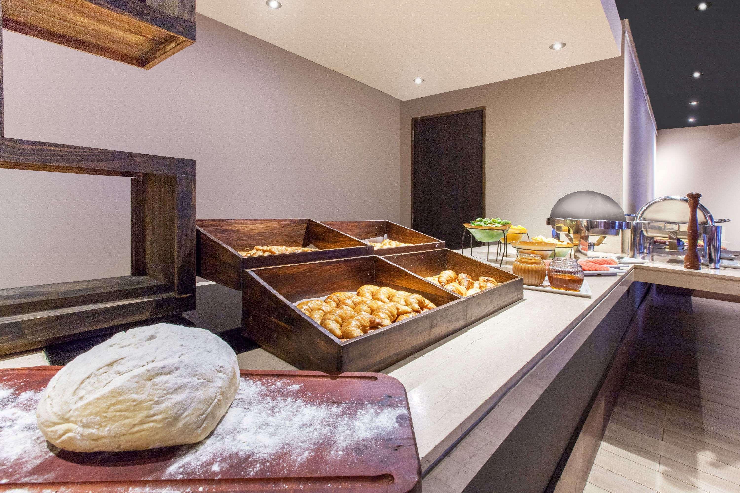 Wyndham Nordelta Tigre - Buenos Aires Hotel Ngoại thất bức ảnh A buffet at a hotel