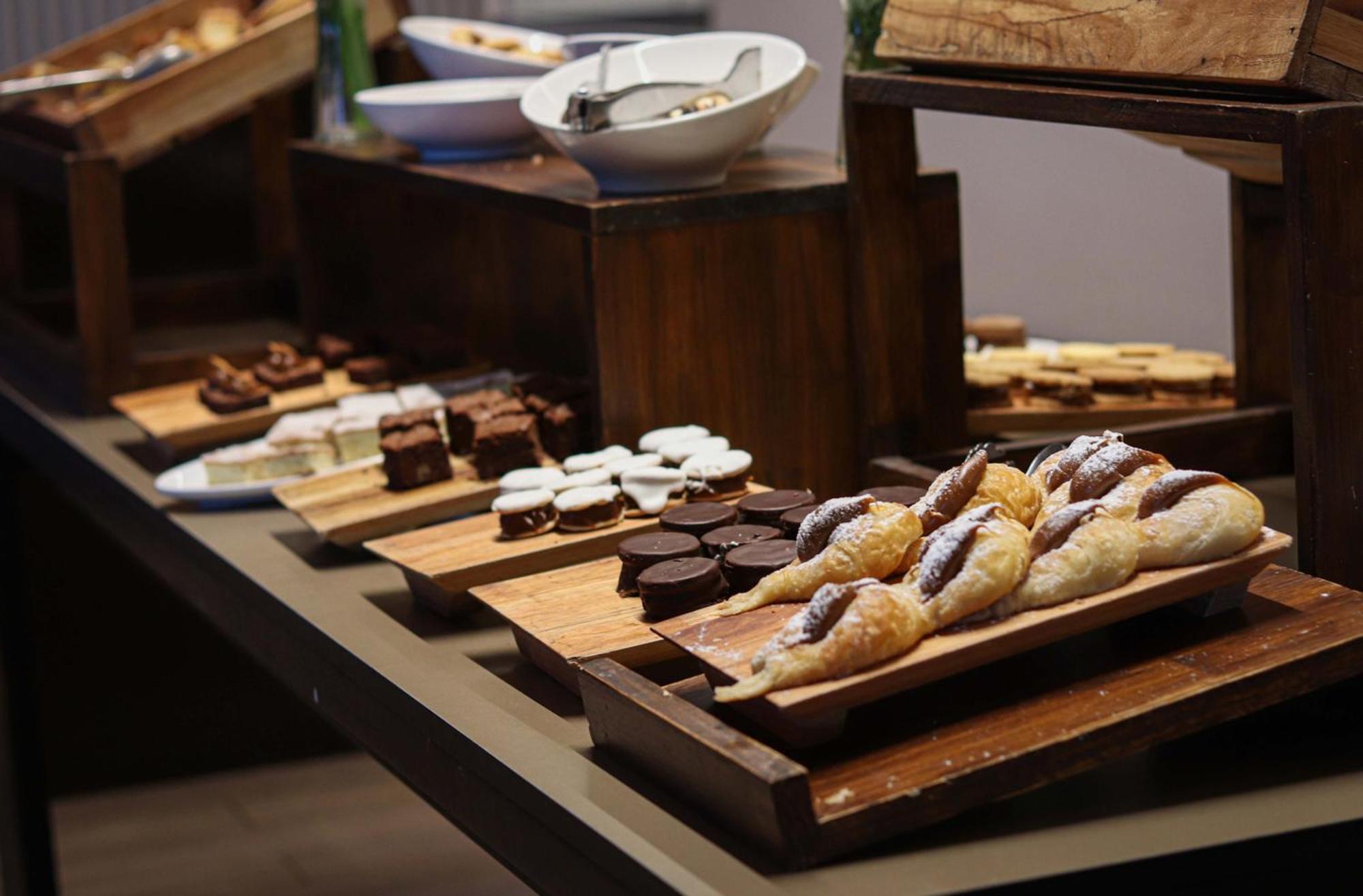 Wyndham Nordelta Tigre - Buenos Aires Hotel Ngoại thất bức ảnh A selection of desserts