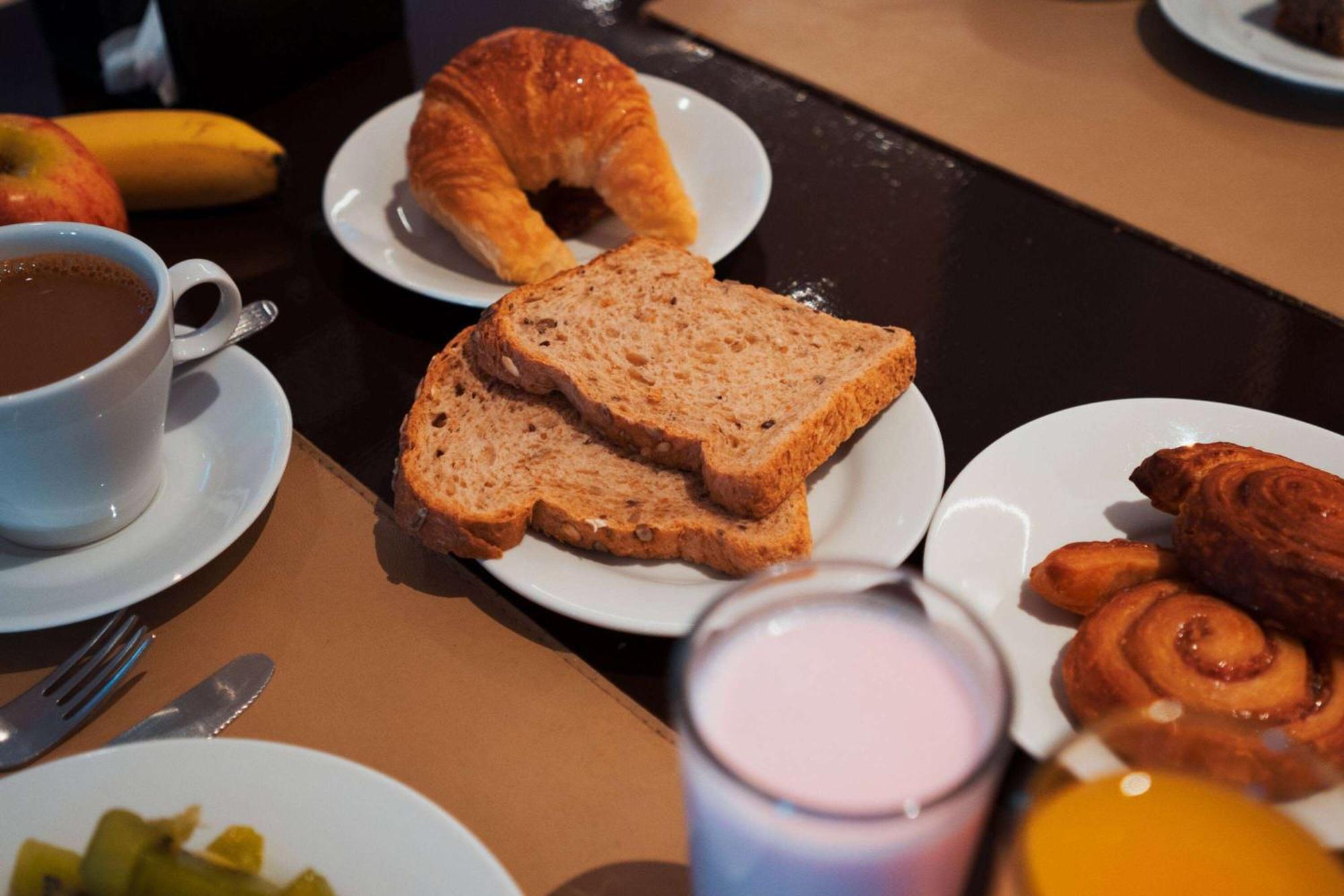 Wyndham Nordelta Tigre - Buenos Aires Hotel Ngoại thất bức ảnh A typical breakfast in the Netherlands